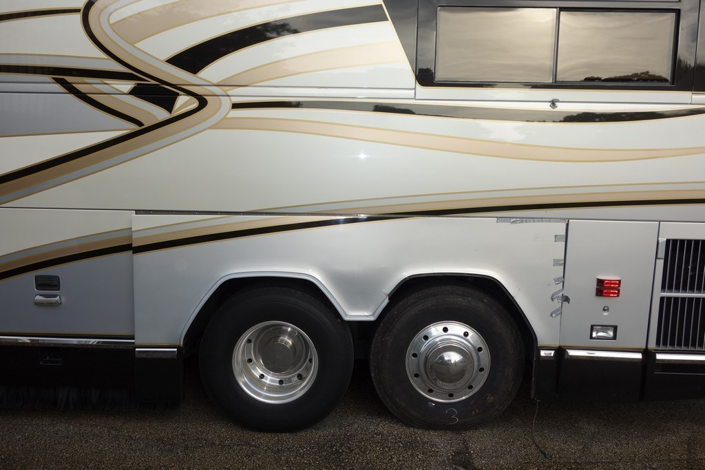 Prevost H3-45 Excalibur Coach collision repair drivers fender, repair and paint. (1).jpg