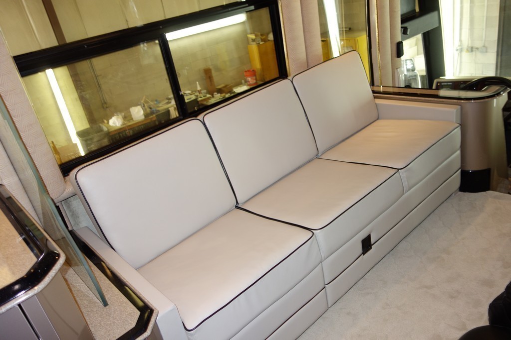 0001 Prevost H3-45 Liberty After new sofa upholstery by Excalibur Caoch(2) -.jpg