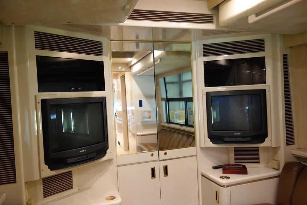 006  1995 Prevost H3 Motorhome Excalibur Coach before back TV upgrade.jpg