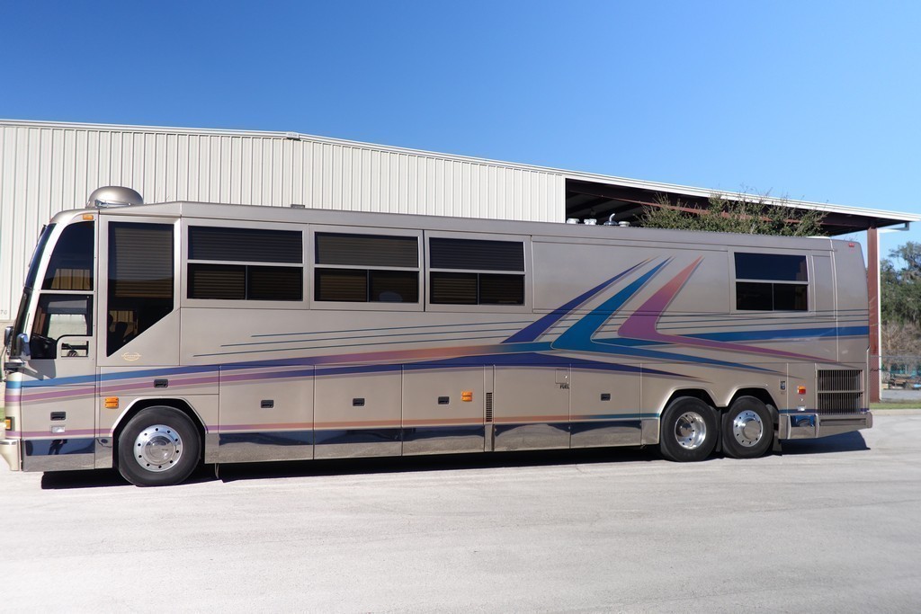 005a  1995 Prevost H3-45 Marathon Excalibur Coach before color change on stripes.jpg